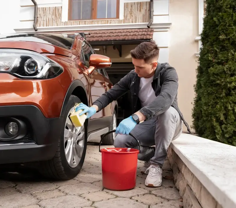 Lavage auto à domicile Parigny-les-Vaux : professionnel intervenant sur un véhicule
